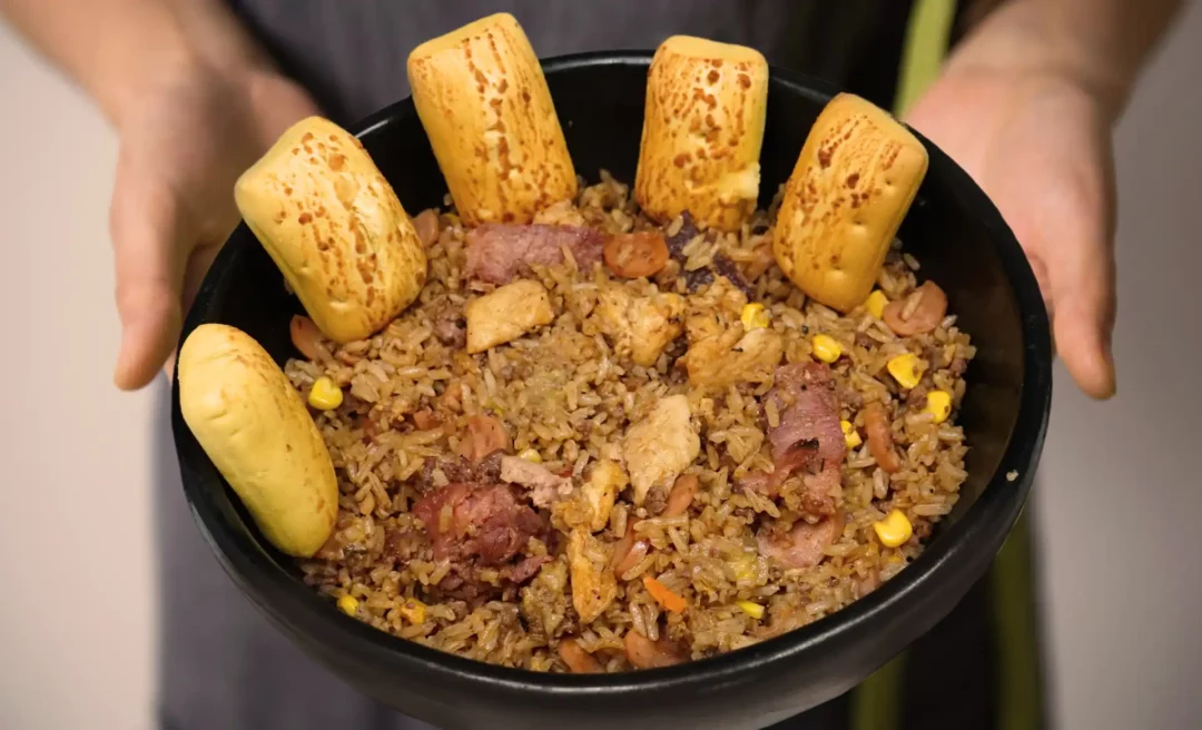 Chef enseñando plato de arroz paisa para 7 personas